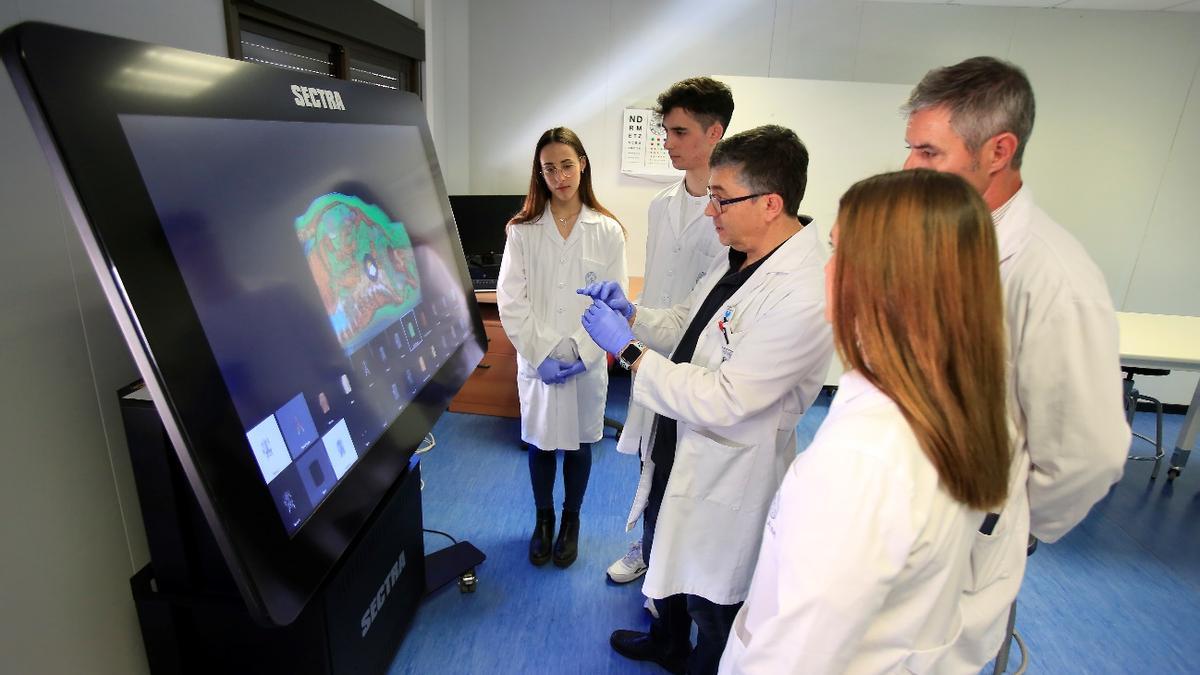 Los estudiantes se forman con la mejor tecnología adaptada a la vida real. UCAM medicina.