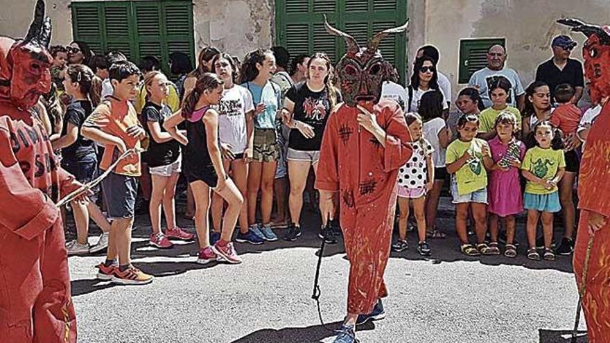 Diversión en Sant Joan con los &#039;Dimonis de Son Juny&#039;