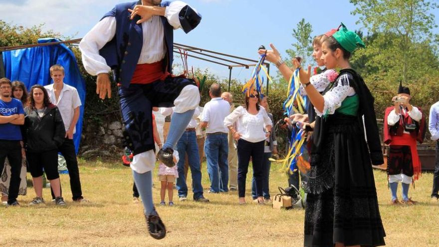 El baile del pericote en una edición anterior de la fiesta de Santolaya en Villajormes.