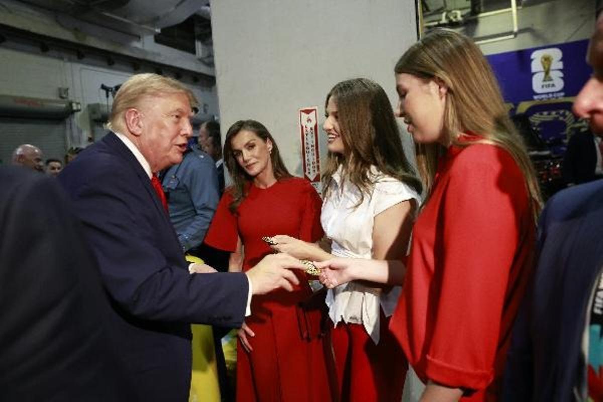 Donald Trump charla con Leonor y Sofía, en presencia de Letizia, en el momento de intercambiar los regalos.