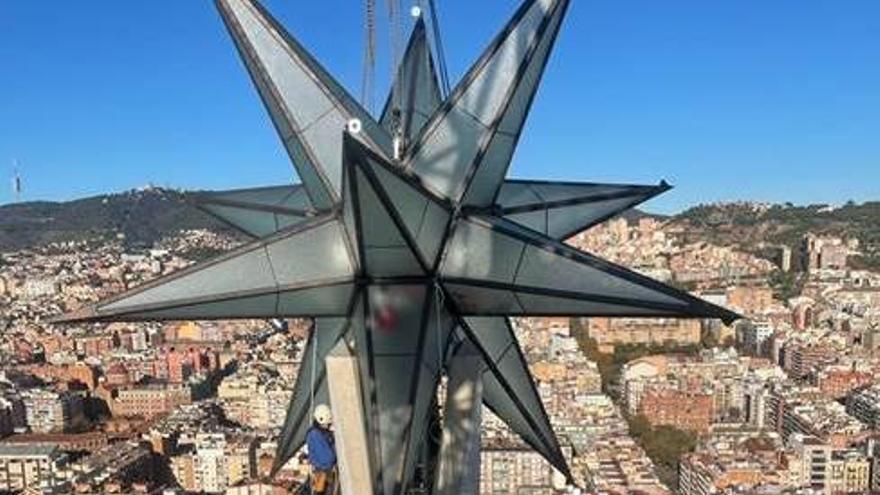 L&#039;estel al capdamunt de la Torre de la Mare de Déu de la Sagrada Família. Dilluns 29 de novembre de 2021 (Horitzontal)