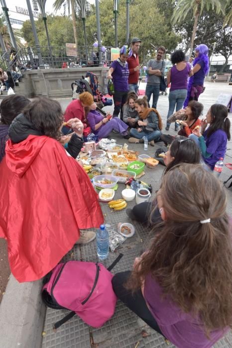 08-03-2019 LAS PALMAS DE GRAN CANARIA. Almuerzo, siesta y micrófono abierto feminista, en el parque de San Telmo. Fotógrafo: ANDRES CRUZ