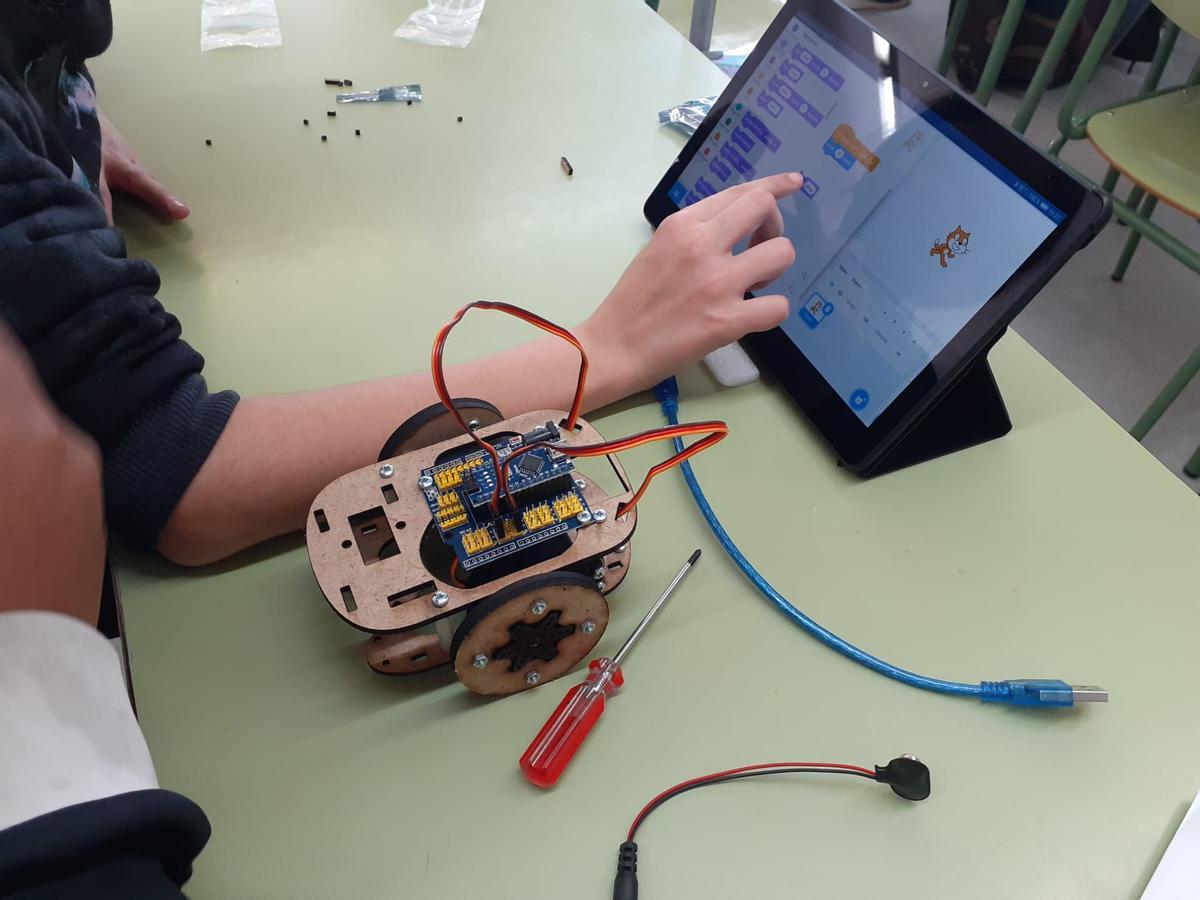 Alumnas fabricando un robot