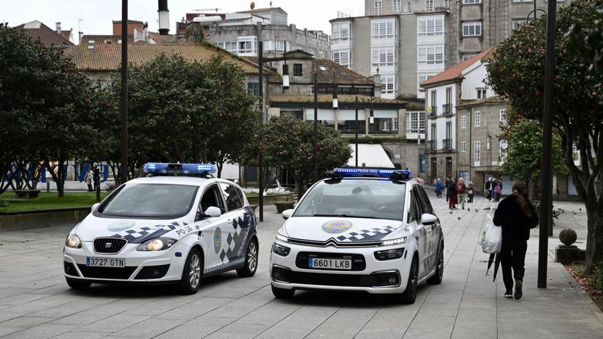 Dos patrullas de la Policía Local, ayer a la mañana haciendo ronda en A Ferrería.