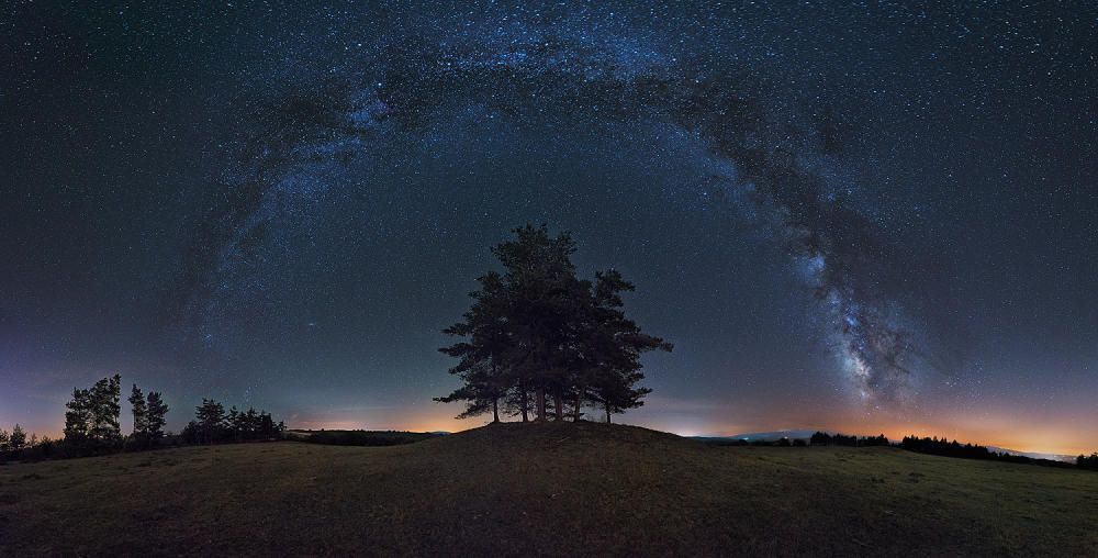 Un libro recoge cien fotografías de Daniel Llamas y Daniel Lois de los lugares más emblemáticos de Galicia inmortalizados bajo el espectáculo del cielo nocturno.