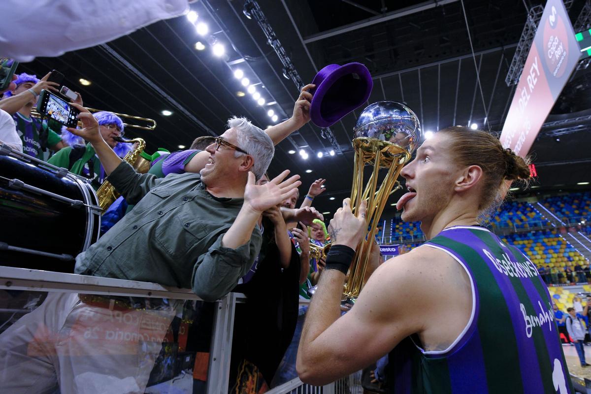 LAS PALMAS DE GRAN CANARIA, 16/02/2025.- El jugador de Unicaja Dylan Osetkowski celebra con la afición la victoria tras la final de la Copa de Rey de baloncesto que Real Madrid y Unicaja Málaga disputaron este domingo en el Gran Canaria Arena, en Las Palmas de Gran Canaria. EFE/Ángel Medina G