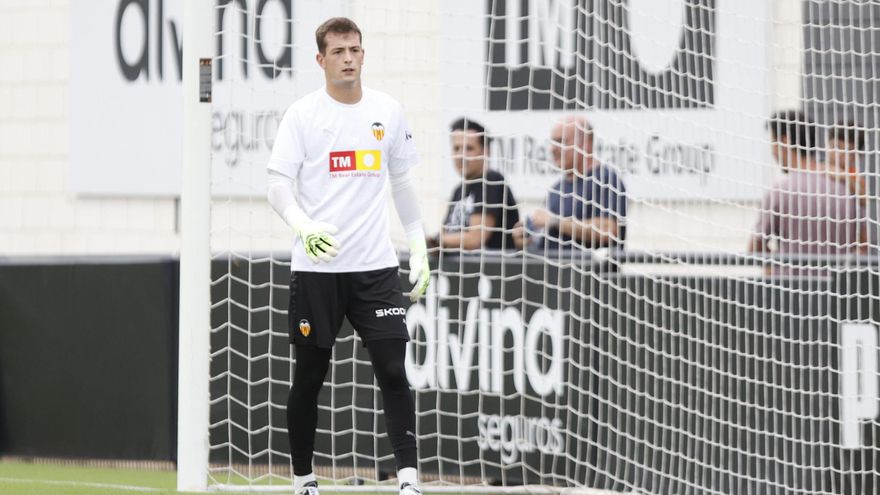 Julen Agirrezabala debuta con el Valencia CF