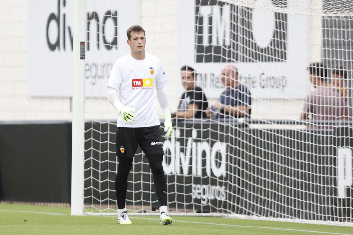 Julen Agirrezabala calentando antes de su debut
