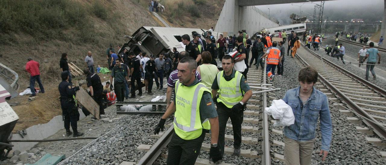 Efectivos de las fuerzas de seguridad y voluntarios socorrieron a las víctimas tras el siniestro.