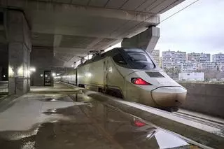 Los trenes de alta velocidad ya circulan por el interior de la futura estación de la Sagrera