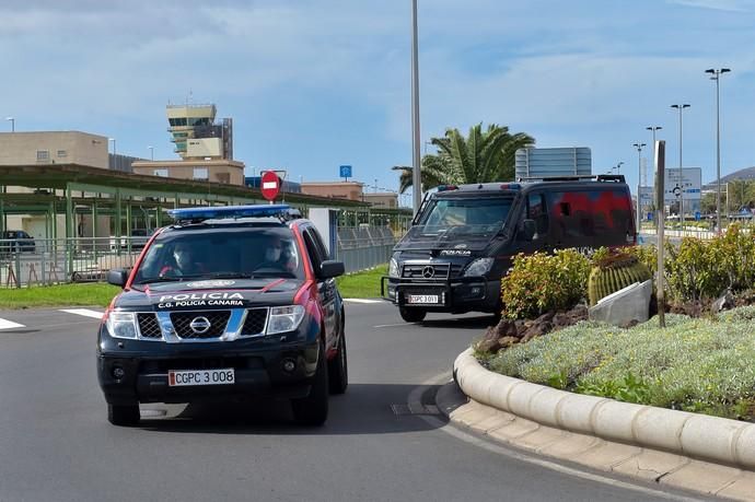 11-04-2020 TELDE. Vehículos con material sanitario salen del aeropuerto de Gran Canaria. Fotógrafo: Andrés Cruz  | 11/04/2020 | Fotógrafo: Andrés Cruz