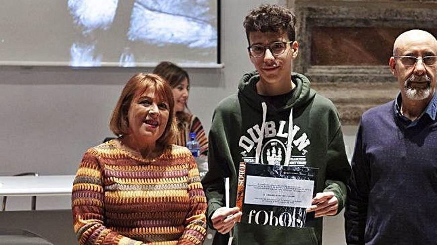 Samuel Fuentes Terrón, en el centro, con el diploma de su primer premio en el concurso de relatos &quot;Fobos&quot;, durante la ceremonia en la Biblioteca Pública del Estado.