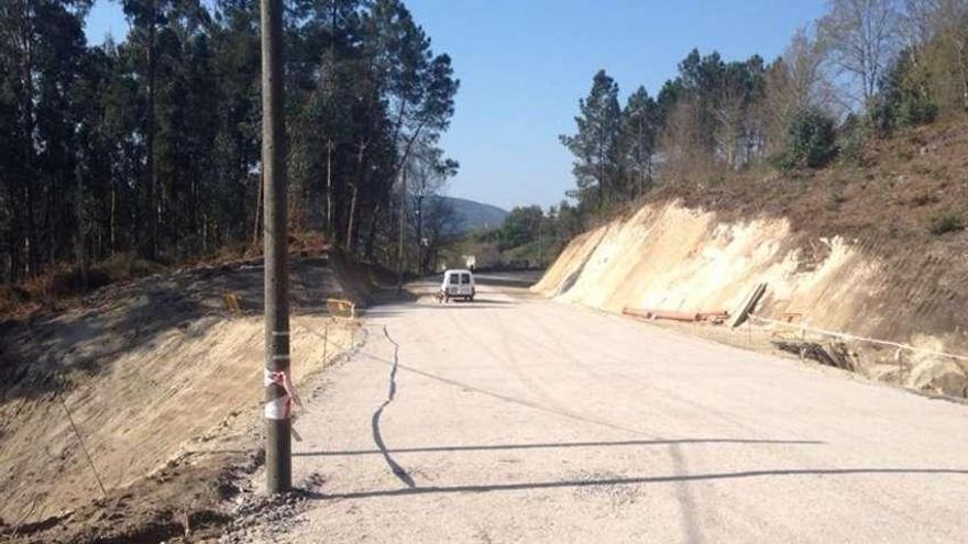 Los coches ya circulan entre Cernadela y Sabaxáns evitando rodeos por Gargamala o Lougares.  // D.P.