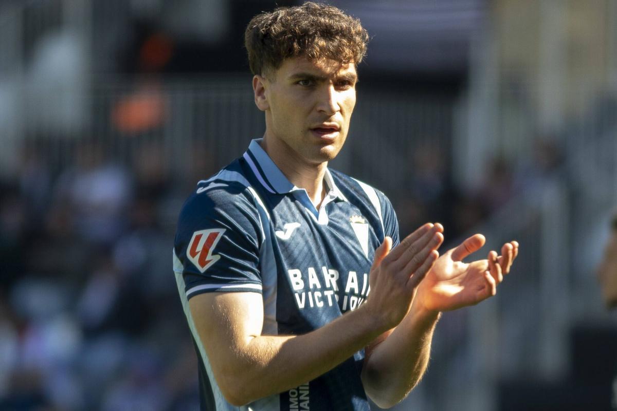 Diego Percan aplaude a la afición durante un partido de esta temporada con el Córdoba CF.