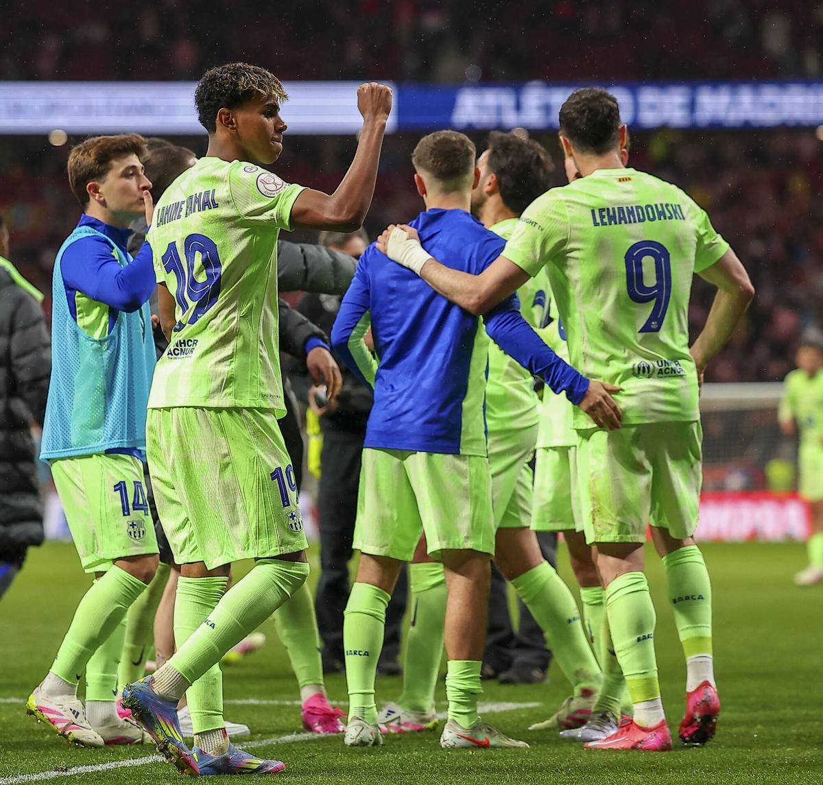 Flick y los jugadores lo celebraron por todo lo alto en el césped del Metropolitano Flick y los jugadores lo celebraron por todo lo alto en el césped del Metropolitano