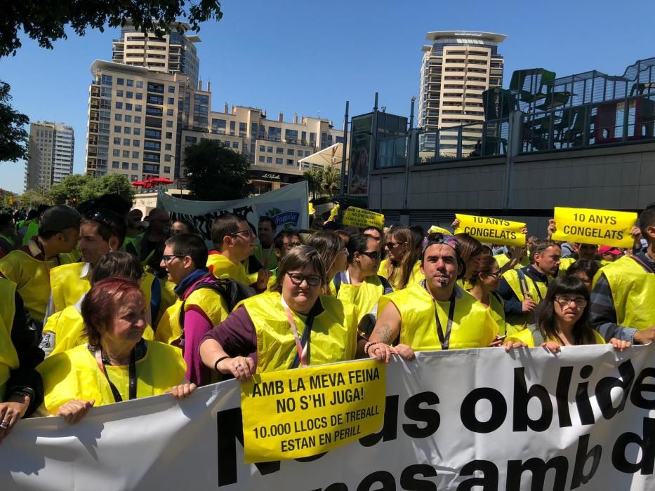 200 treballadors d'Ampans es manifesten per reclamar més finançament públic