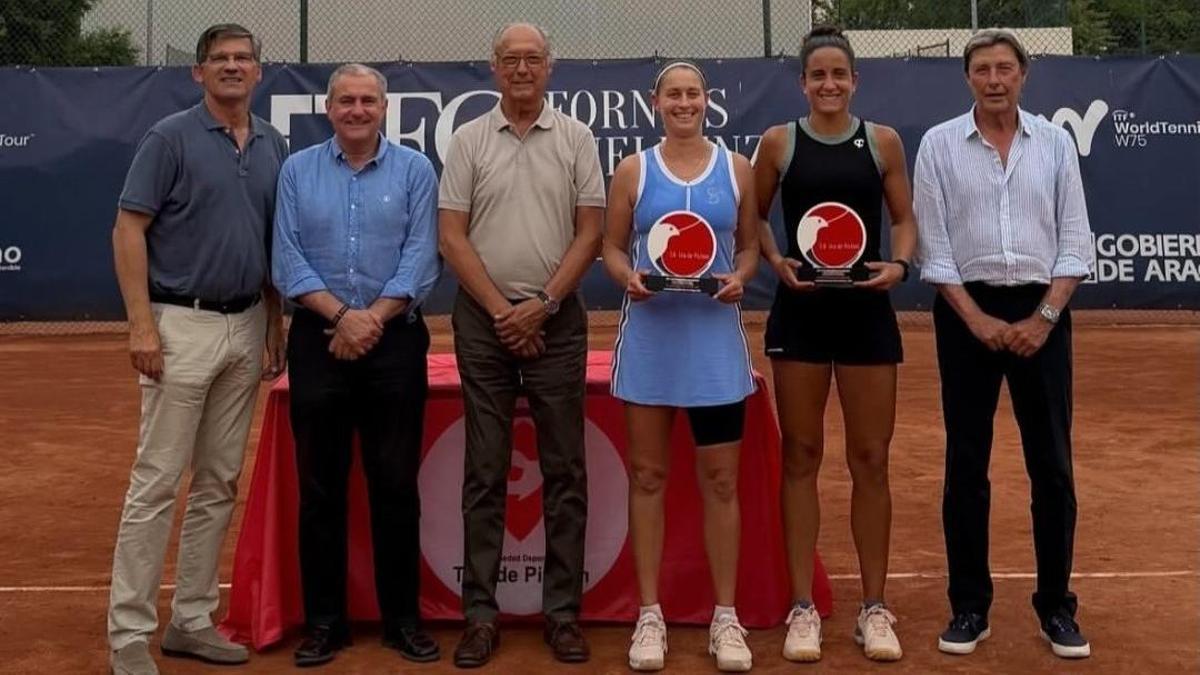 La tenista de Xàtiva Ángela Fita, segunda por la derecha, junto a Yvonne, con el trofeo de campeonas de ITF Zaragoza.