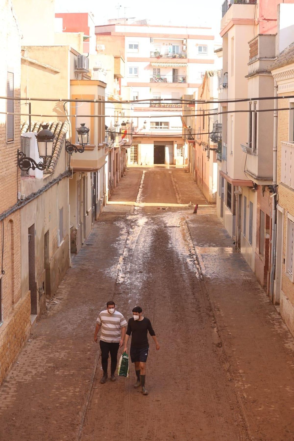Una calle de Paiporta tras el paso de la maquinaria pesada.