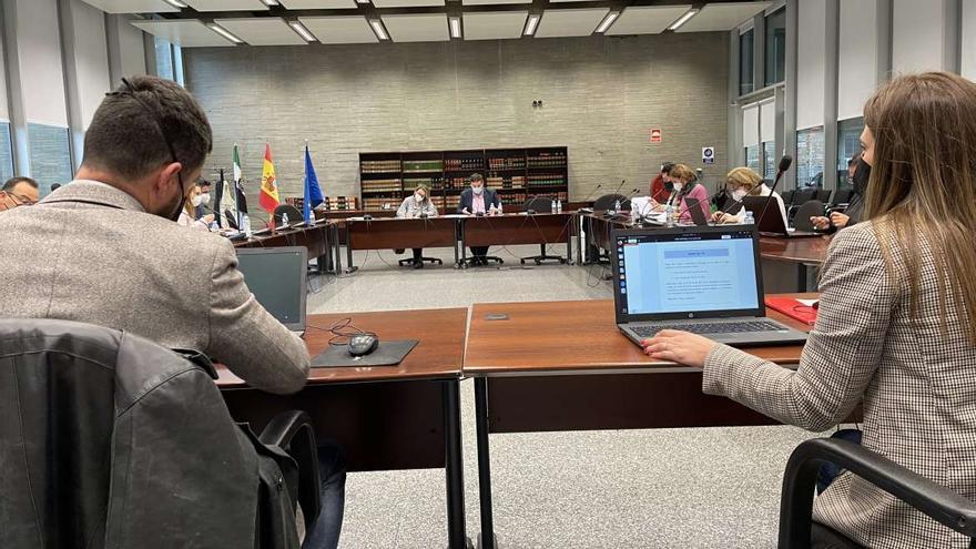 Responsables de la consejería junto a los representantes sindicales en la Mesa Sectorial de Educación celebrada esta mañana.