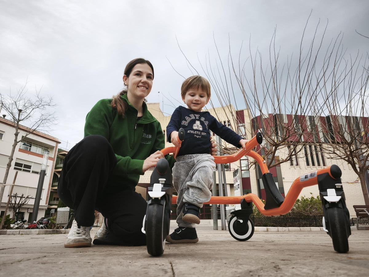 Pau con su fisioterapeuta Rosa, del centro de atención temprana.
