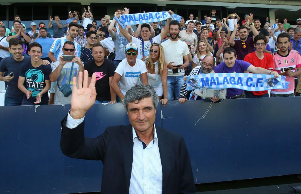 Juande Ramos regresa al Málaga CF. El jeque Al-Thani le ha acompañado en su presentación.