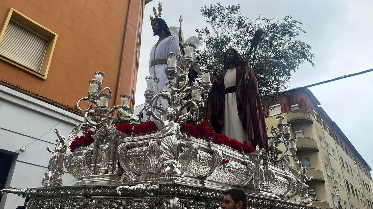 El Señor de la Sentencia estrena una impoluta túnica blanca en la Semana Santa de Oviedo