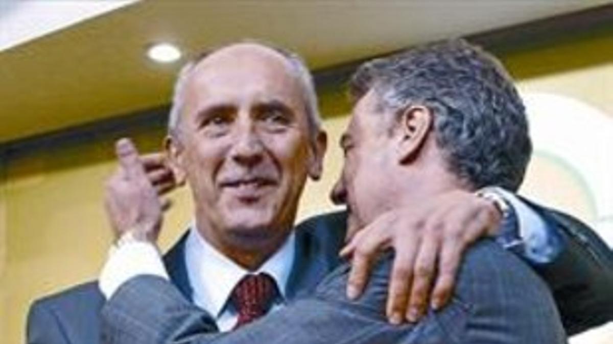 Erkoreka (izquierda) y Urkullu se abrazan, el pasado octubre en Bilbao.
