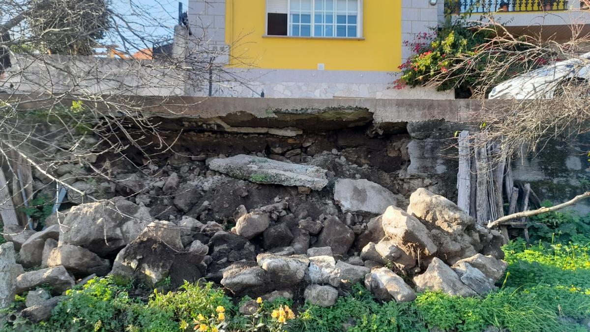 El muro derrumbado bajo el vial de Sabaceda que ha quedado cortado el tráfico.