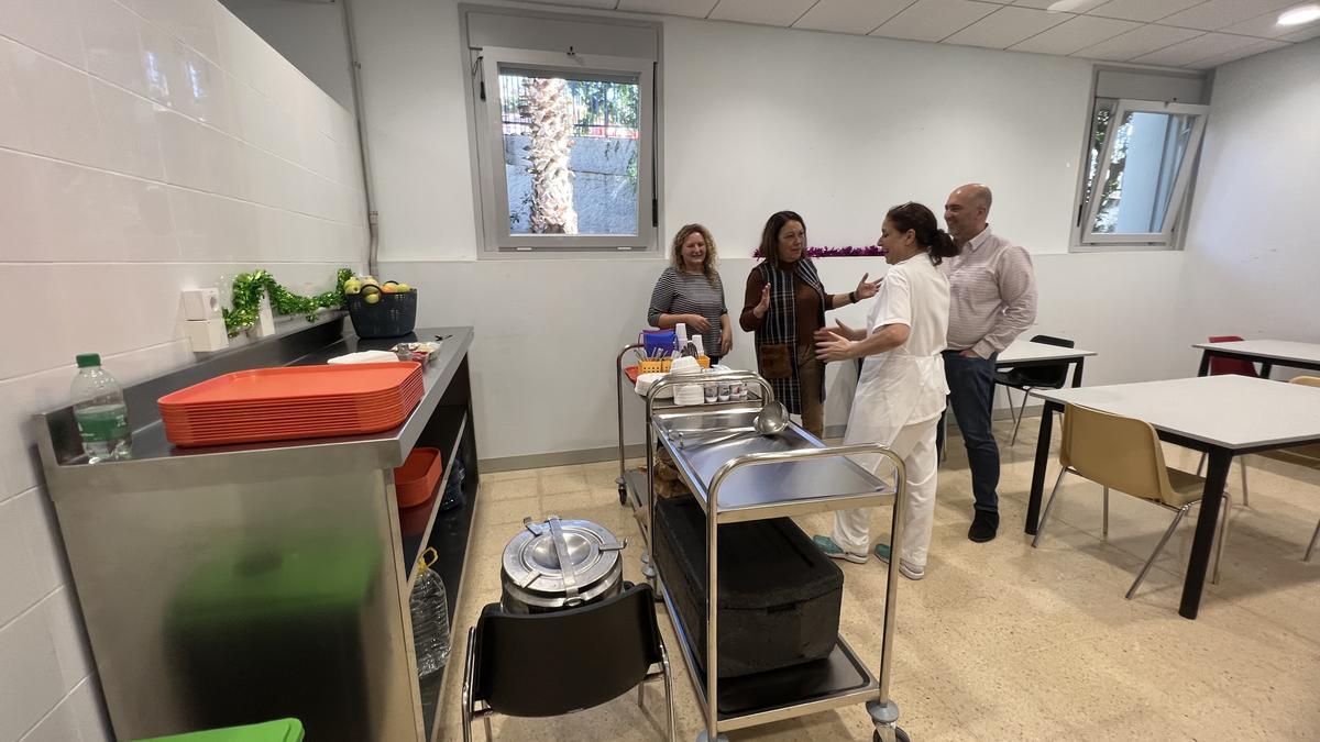 La concejala Carmen Luz Vargas, junto a responsables del servicio en la nueva residencia de El Polvorín.