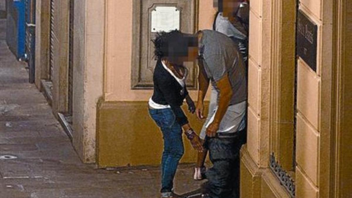 1 de octubre del  2011. Prostitutas nigerianas y clientes en pleno intercambio sexual en la calle de Petritxol, la madrugada del sábado pasado.