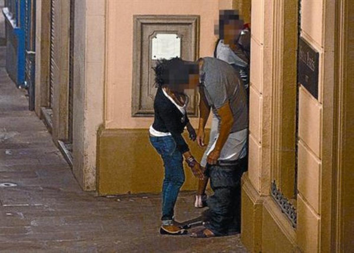 1 d’octubre del 2011 33 Prostitutes nigerianes i clients en ple intercanvi sexual al carrer de Petritxol, dissabte passat a la matinada. 1 d’octubre del 2011 33 Prostitutes nigerianes i clients en ple intercanvi sexual al carrer de Petritxol, dissabte passat a la matinada.