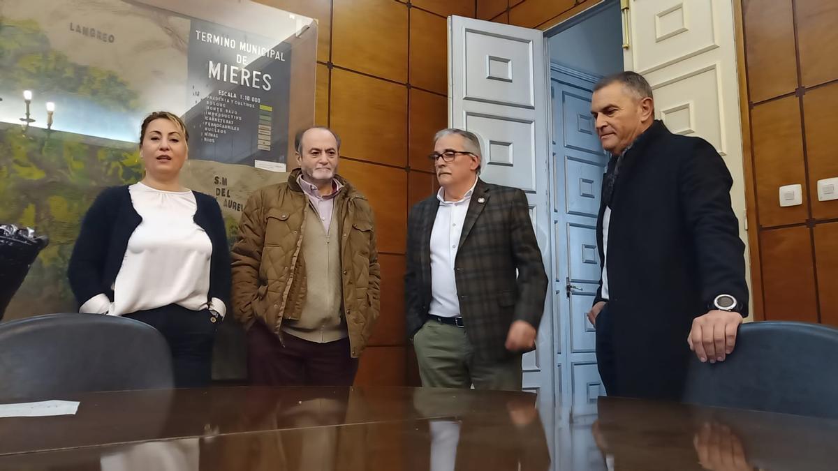 Por la izquierda, Genma Álvarez, Tomás Fernández, Aníbal Vázquez y Mino García, ayer, en el Ayuntamiento de Mieres.