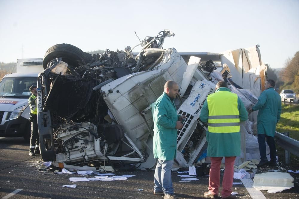 La AP-9 cortada en Abegondo al chocar dos camiones