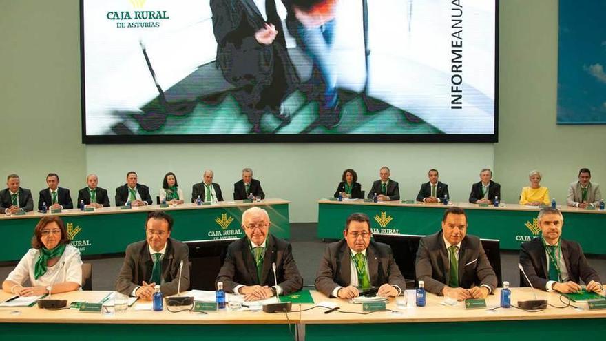 Consejo rector de Caja Rural de Asturias, ayer en Oviedo, con José María Quirós (tercero por la izquierda en la primera fila) y Fernando Martínez (cuarto).