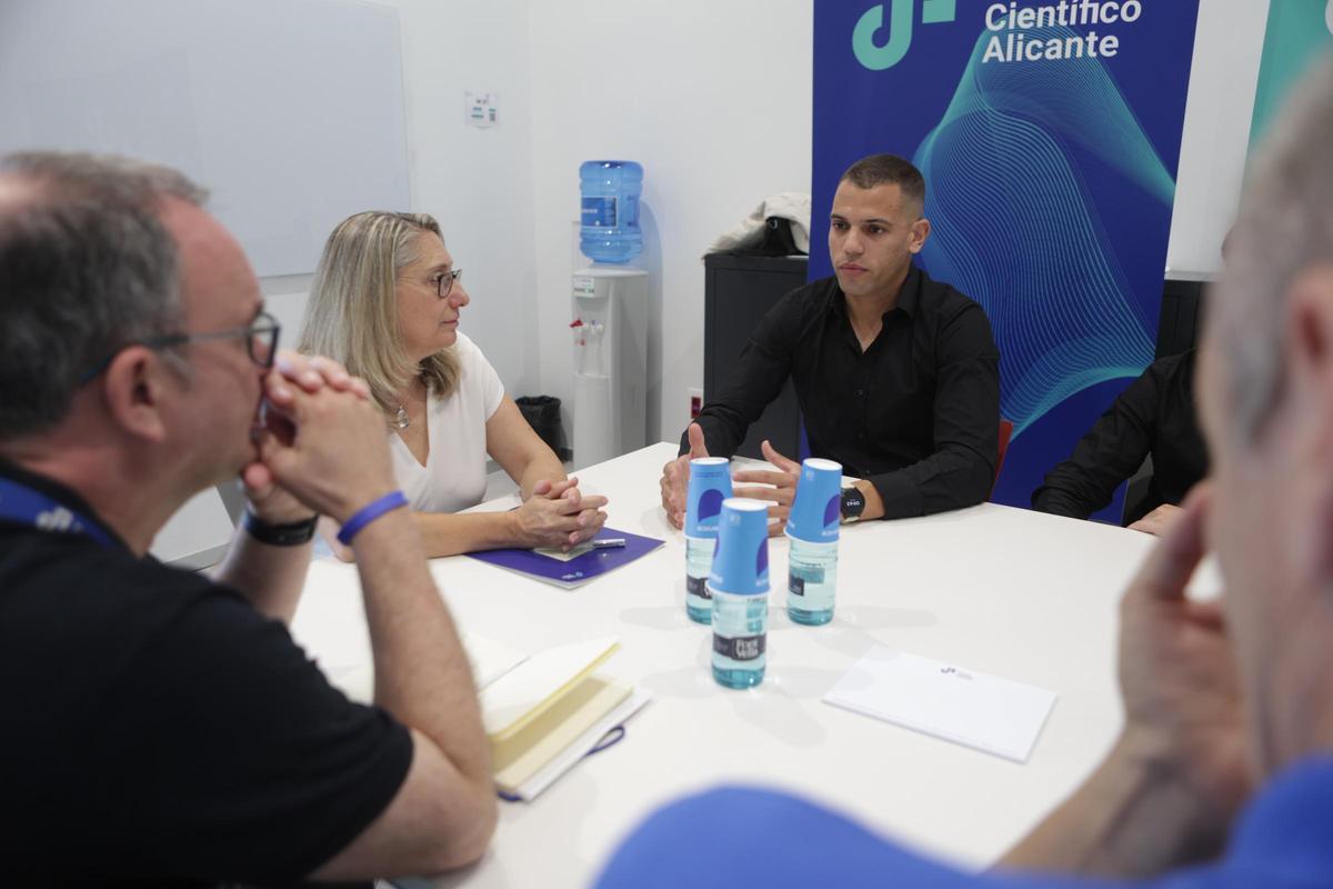 Un momento de la reunión con Constelación Lambda