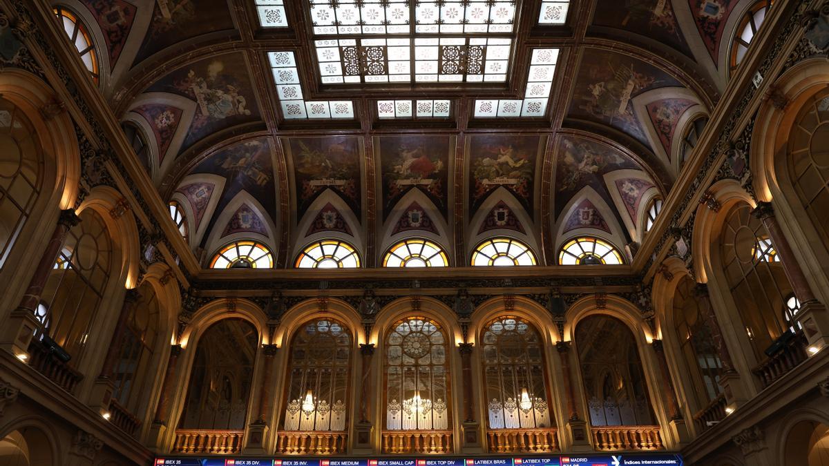 Paneles del Ibex 35 en el Palacio de la Bolsa de Madrid.