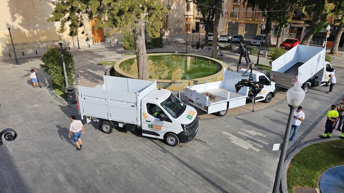 Los tres vehículos adquiridos por el Ayuntamiento en la plaza del Carmen de Orihuela