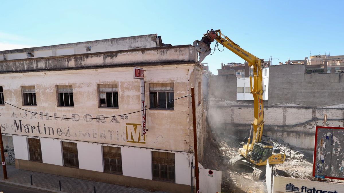 Una máquina trabaja este martes en el derribo de Muebles Martínez.