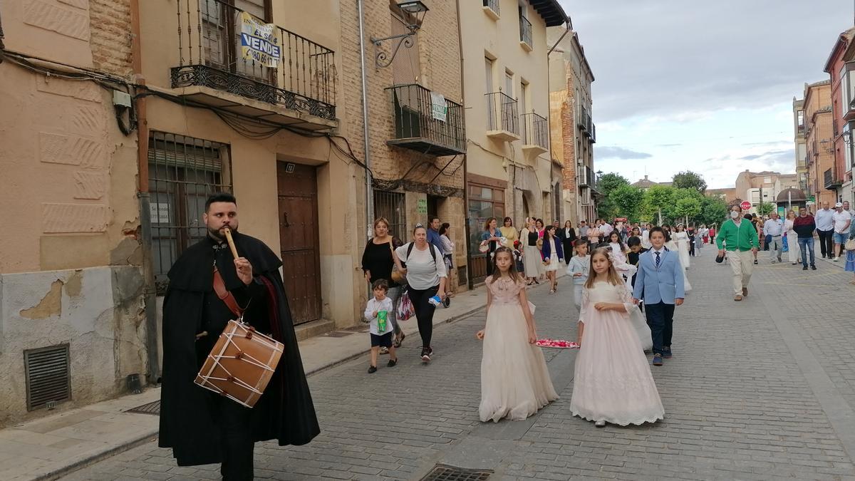 Pedraza marca el ritmo de los niños que han recibido la Primera Comunión durante el desfile