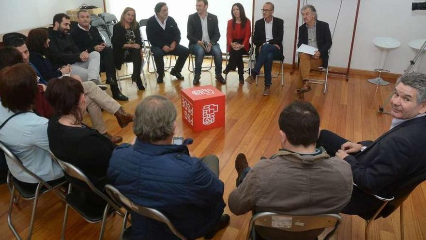 Un momento de la reunión de los socialistas, celebrada ayer en la sede de Pontevedra. // Rafa Vázquez