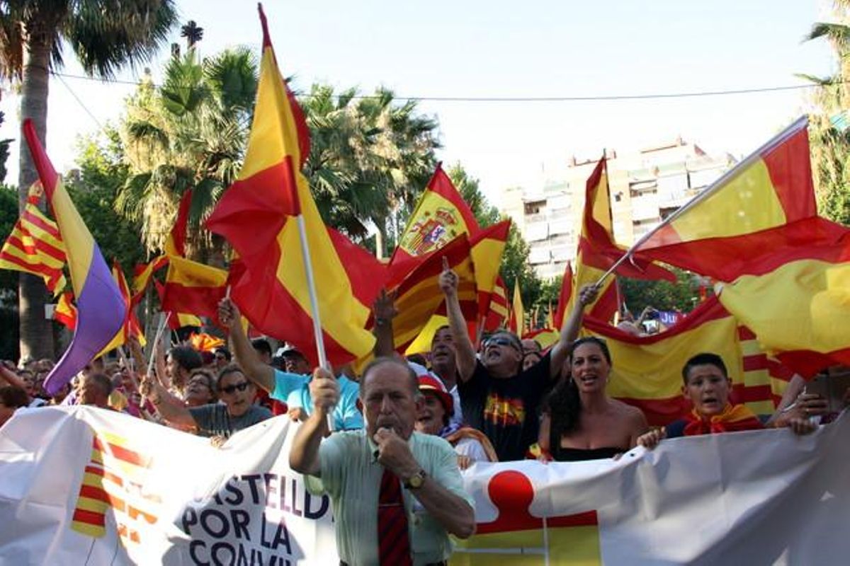 Ciutadans de Castelldefels, en una manifestació aquest dijous contra l’adhesió de Castelldefels a l’AMI.