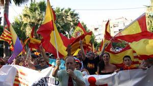 Ciudadanos de Castelldefels en una manifestación en contra de la adhesión de Castelldefels a la AMI, en julio del 2015.