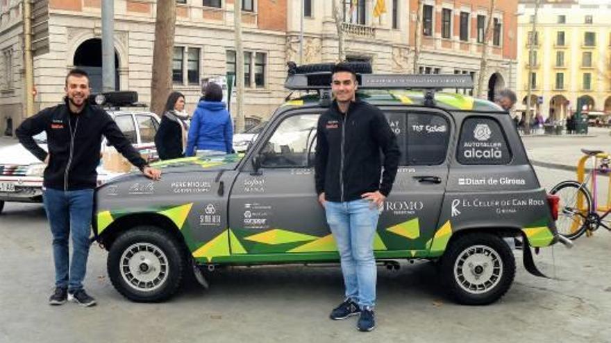 Xavier Guitart i Manel Alcalà, amb el vehicle.