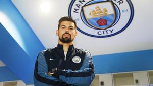 Nolito, posando con los colores del City.