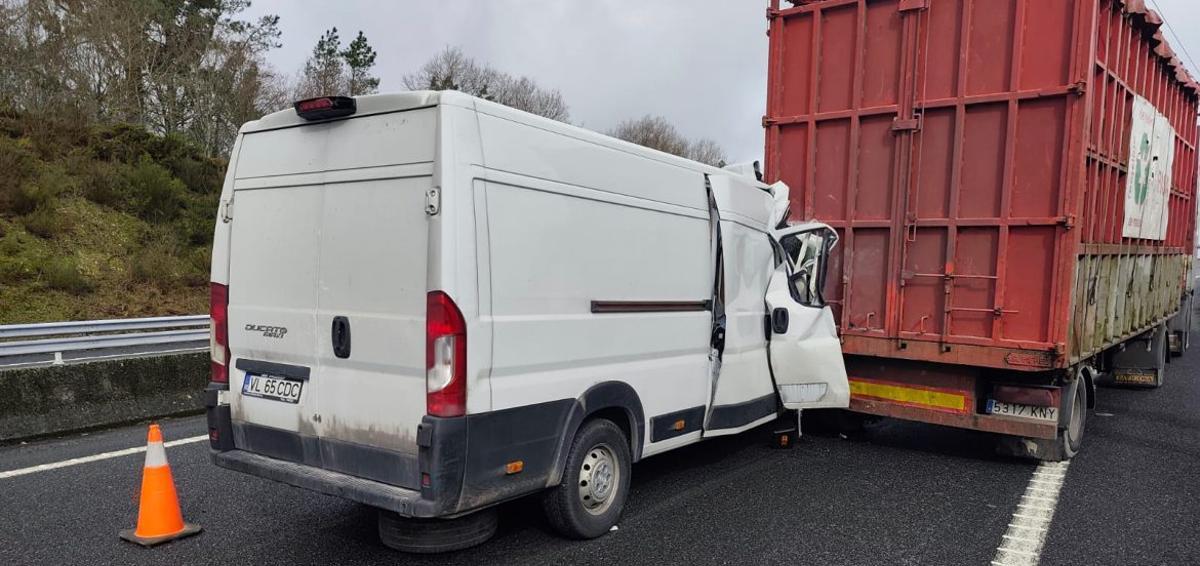 Sin heridos graves tras impactar una furgoneta con un camión en la AG-53 | EMERXENCIAS LALÍN