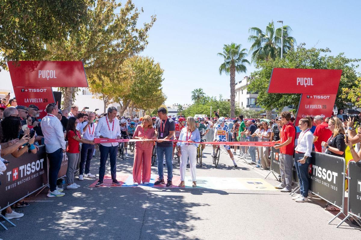 El presidente de la Diputación, Vicent Mompó, junto a la alcaldesa Paz Carceller, en el corte de la cinta para la salida en Puçol.