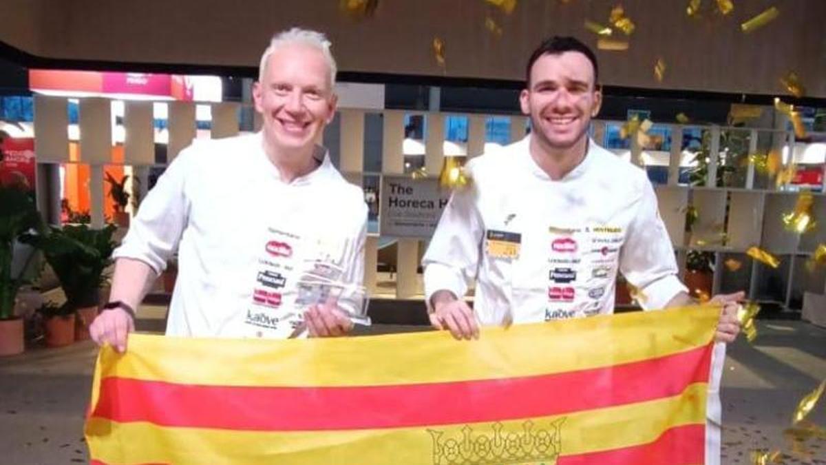 Toño Rodríguez, cocinero de La Era de los Nogales, junto a su segundo, Cristian Mur, con el galardón de "Cocinero del Año".
