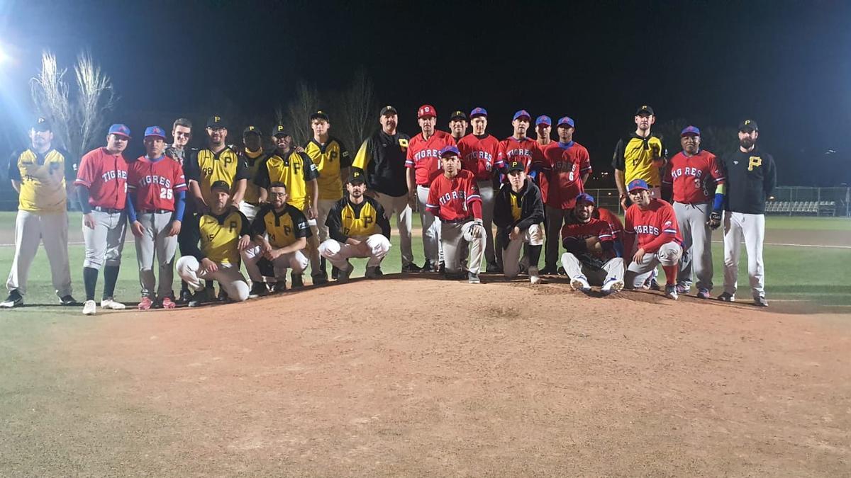 Los dos equipos (Tigres de rojo) posan al final del partido disputado en València