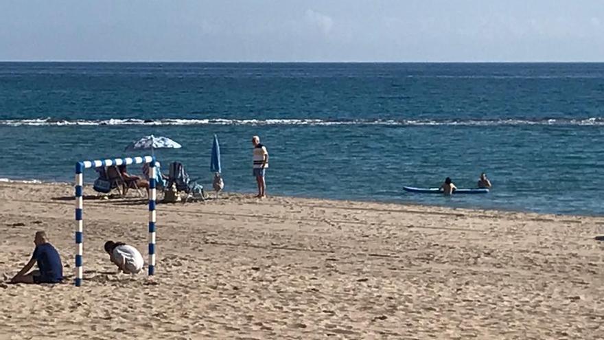 Más bañistas disfrutando de la soleada jornada en Benicàssim.