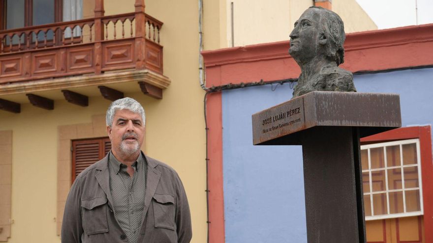 Sergio Aguiar, junto al Busto de Luján Pérez en Guía.